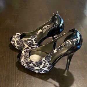 Grey leopard skin design peep toe slingbabacks!